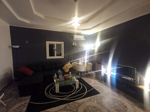 TV, DVD player - Nice Furnished Apartment (Libreville)