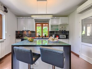 Kühlschrank, Mikrowelle, Ofen, Geschirrspüler