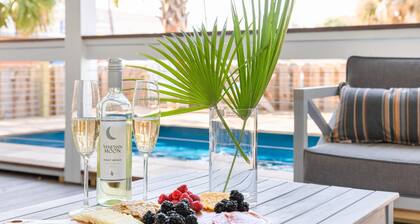 Yksityinen uima-allas, vain 3 korttelin päässä rannalta ja 1 korttelin keskustaan!