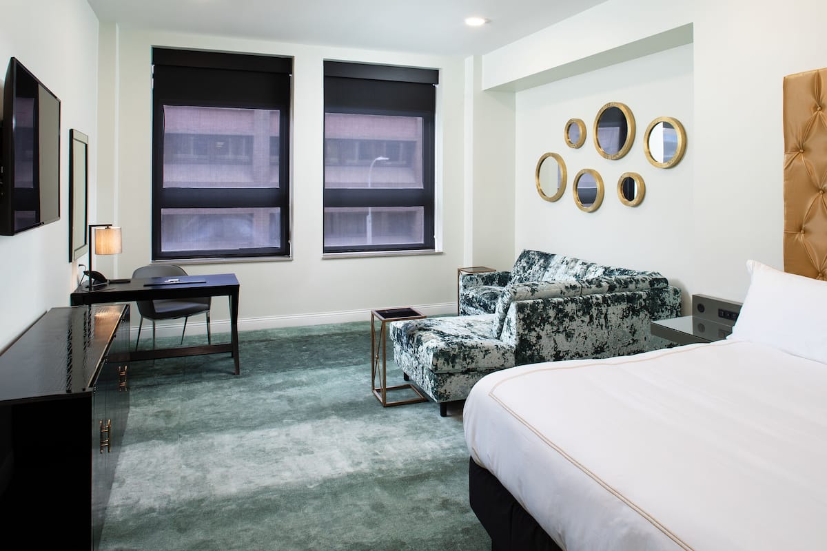 Superior suite, 1 kingsize bed, uitzicht op stad (Gorgeous Green King Junior Suite) | 1 slaapkamer, luxe beddengoed, pillowtop-bedden, individueel gedecoreerd