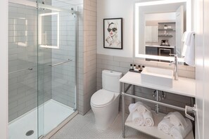 Deluxe Room, 1 Queen Bed, City View (Pretty In Pink) | Bathroom | Free toiletries, hair dryer, bathrobes, towels - Hotel On Phillips (Sioux Falls)