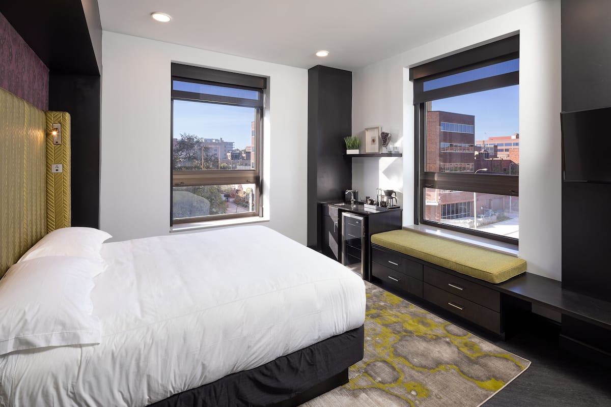 City kamer, 1 kingsize bed, uitzicht op stad (Purple Reign King Phillips Avenue Vie) | 1 slaapkamer, luxe beddengoed, pillowtop-bedden, individueel gedecoreerd