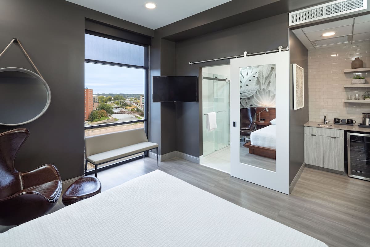 1 bedroom, premium bedding, pillow-top beds, blackout curtains