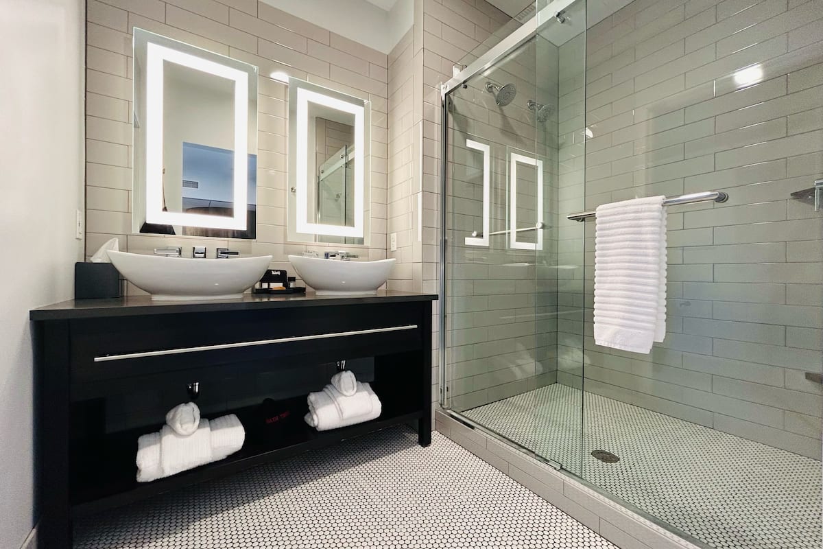 deluxe room, 1 king bed, river view (chimney king) | bathroom | free toiletries, hair dryer, towels, soap