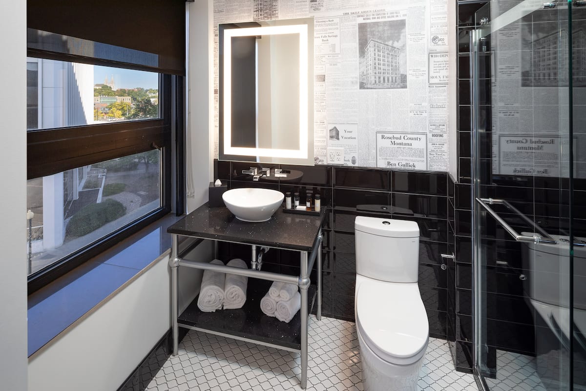 city room, 1 king bed, city view (purple reign king phillips avenue vie) | bathroom | free toiletries, hair dryer, towels, soap