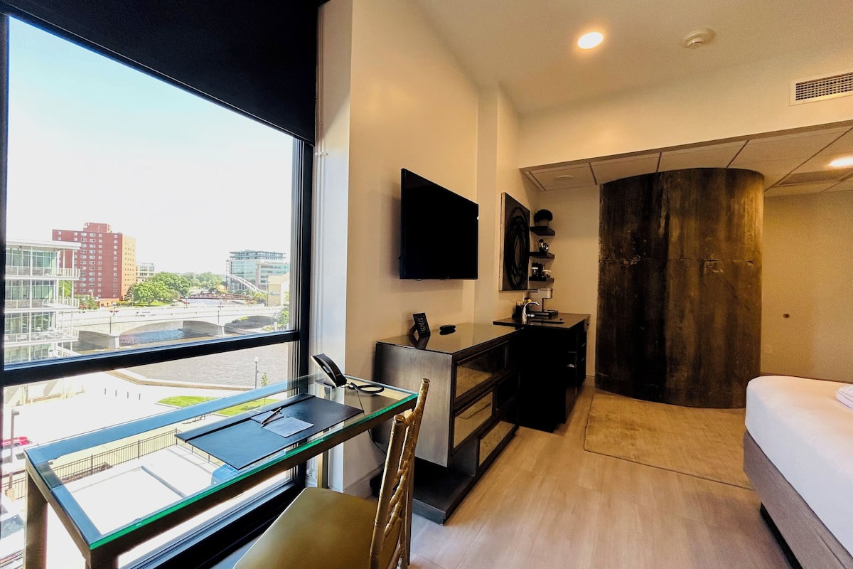 deluxe room, 1 king bed, river view (chimney king) | 1 bedroom, premium bedding, pillow-top beds, blackout curtains