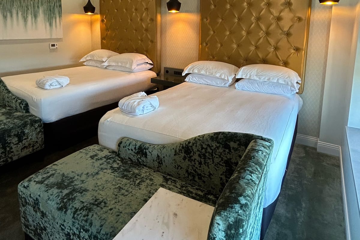 Standaard kamer, 2 queensize bedden, uitzicht op stad (Dazzling Green QQ) | 1 slaapkamer, luxe beddengoed, pillowtop-bedden, individueel gedecoreerd