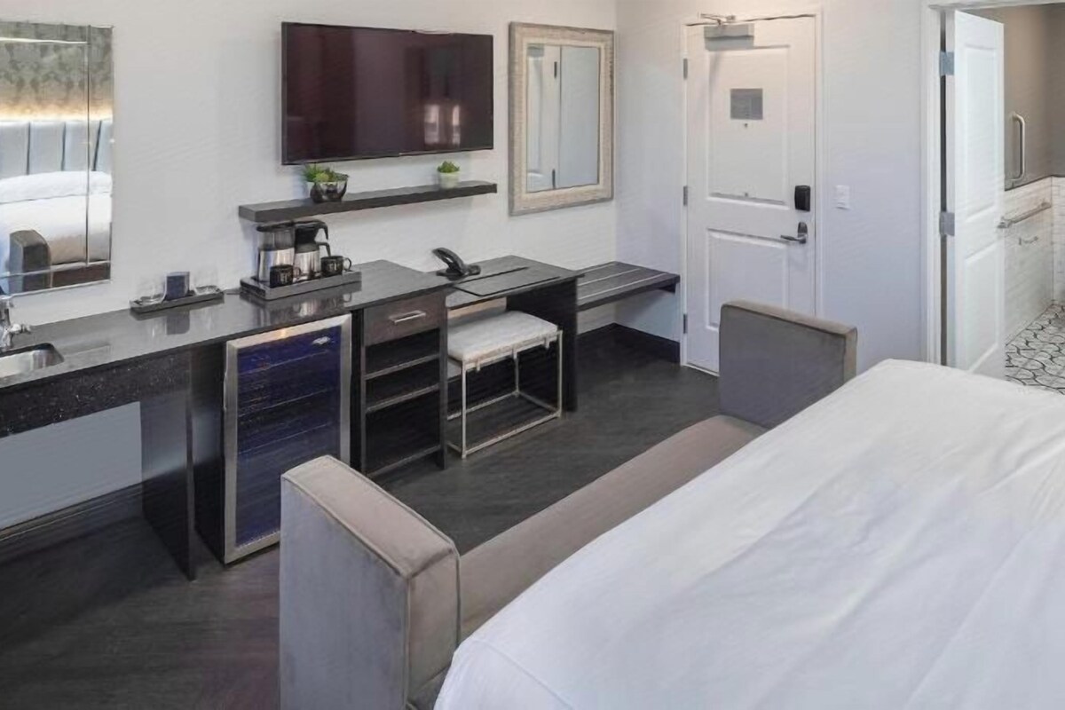 1 bedroom, premium bedding, pillowtop beds, blackout drapes