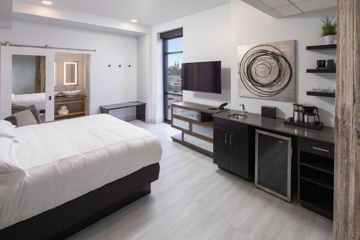 1 bedroom, premium bedding, pillow-top beds, blackout curtains