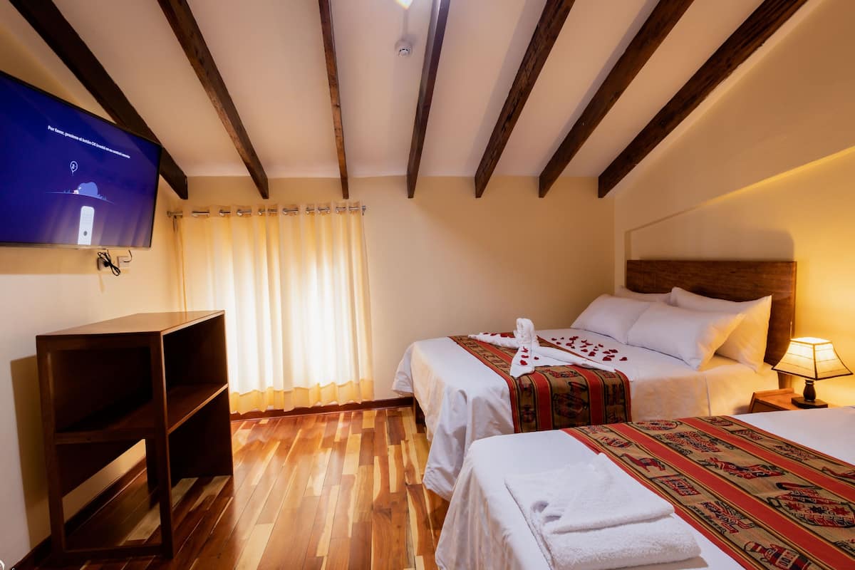 Habitación cuádruple familiar, varias camas | 20 habitaciones y caja de seguridad en la habitación