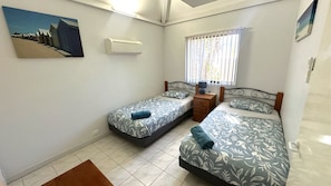 3 bedrooms, WiFi, bed sheets - Osprey Holiday Village Unit 108 - Villa with a Pool in the Complex (EXMOUTH)