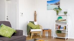 TV - 1 Kestrel Place - Beautiful Pet-Friendly Marina Home with a Private Jetty (Exmouth)