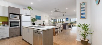 1 Kestrel Place - Beautiful Pet-Friendly Marina Home with a Private Jetty