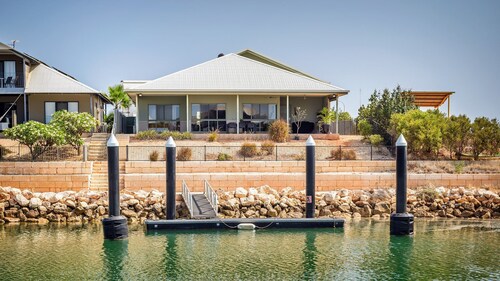 1 Kestrel Place - Beautiful Pet-Friendly Marina Home with a Private Jetty