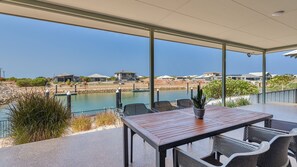 Outdoor dining - 1 Kestrel Place - Beautiful Pet-Friendly Marina Home with a Private Jetty (Exmouth)