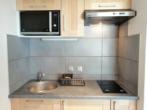冷蔵庫、電子レンジ、コーヒー / ティーメーカー、トースター