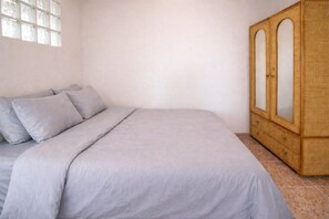 4 bedrooms, iron/ironing board, free WiFi