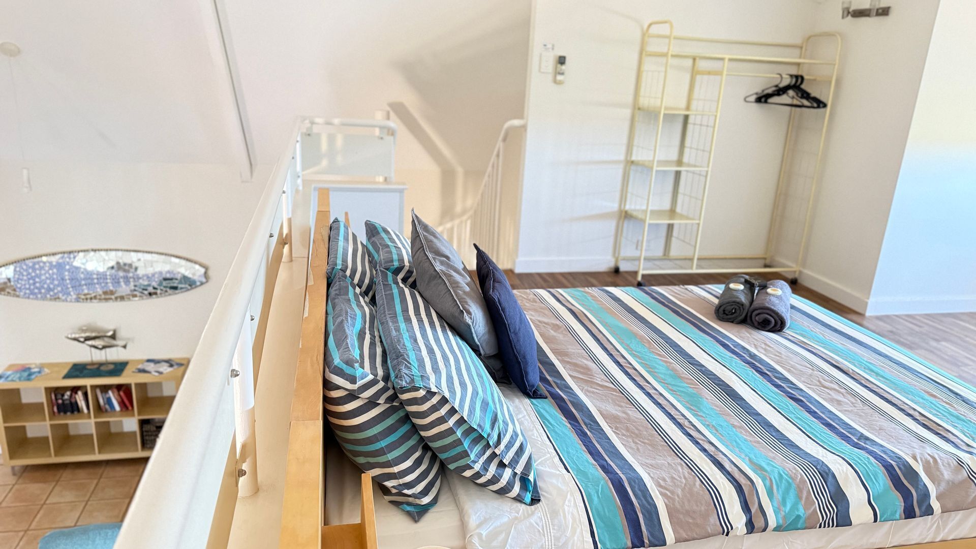 3 bedrooms, desk, WiFi, bed sheets