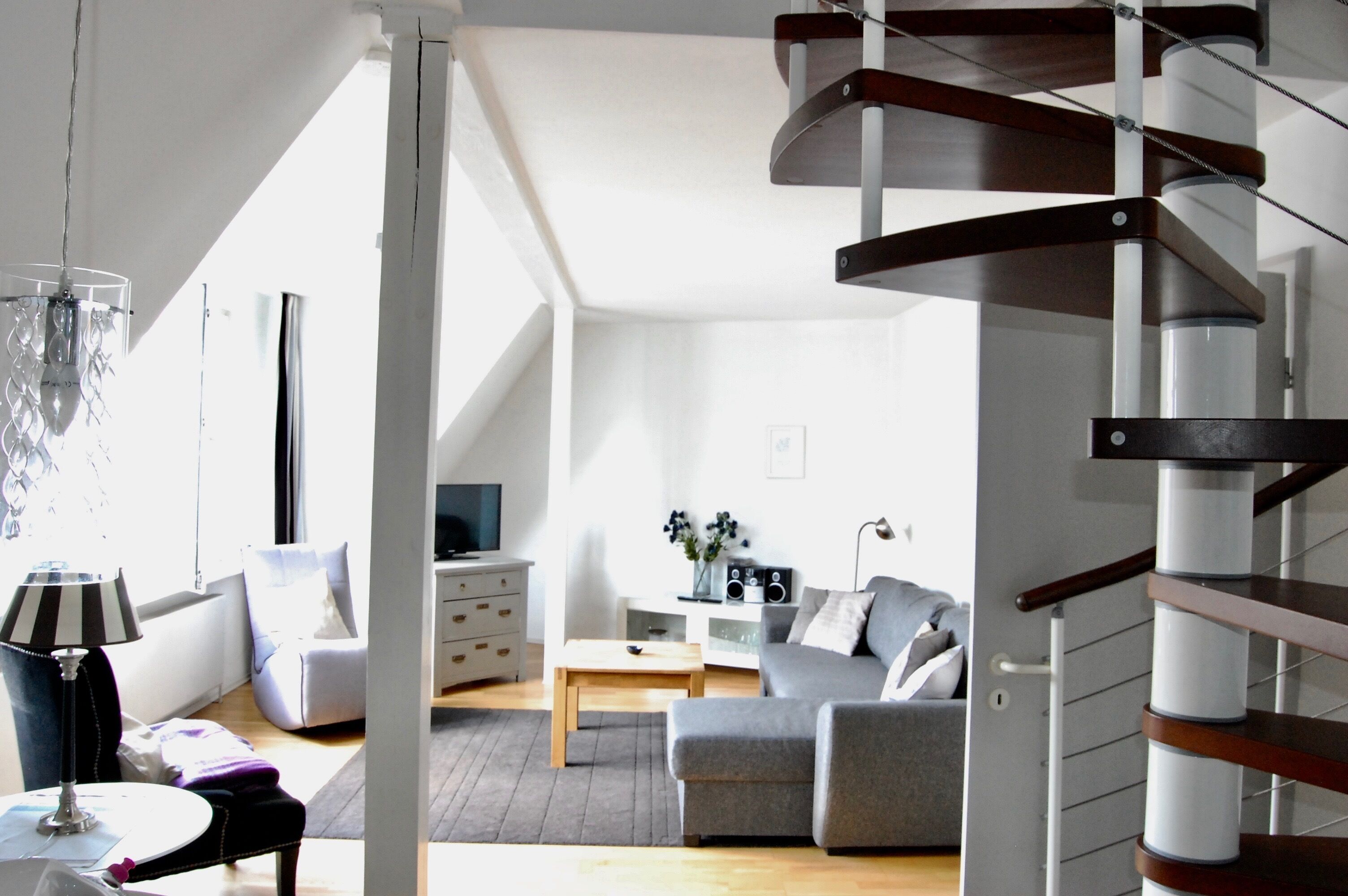 Smart-TV, bøker, musikkbibliotek og stereoanlegg