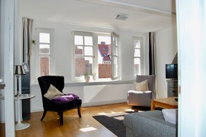 Smart-TV, Bücher, Musikbibliothek, Stereoanlage