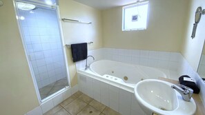 Bathtub, towels