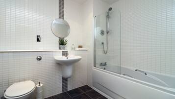 Tina con regadera, amenidades de baño gratuitas, secadora de cabello