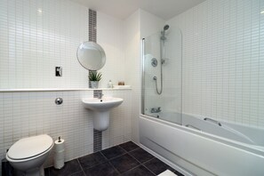 Ensemble baignoire-douche, articles de toilette (gratuits)