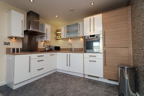 Full-sized fridge, microwave, oven, stovetop - Stay Central Century Wharf (Cardiff)