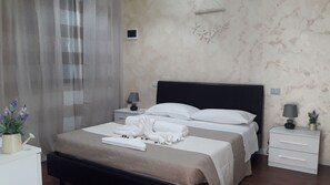 1 dormitorio, tabla de planchar con plancha, ropa de cama