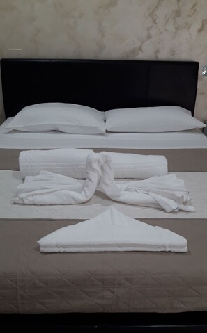 1 chambre, fer et planche à repasser, draps fournis
