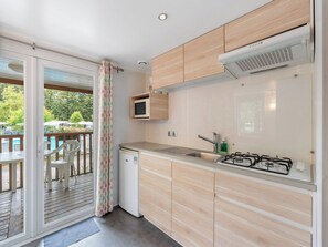 Refrigerador, microondas, utensilios de cocina