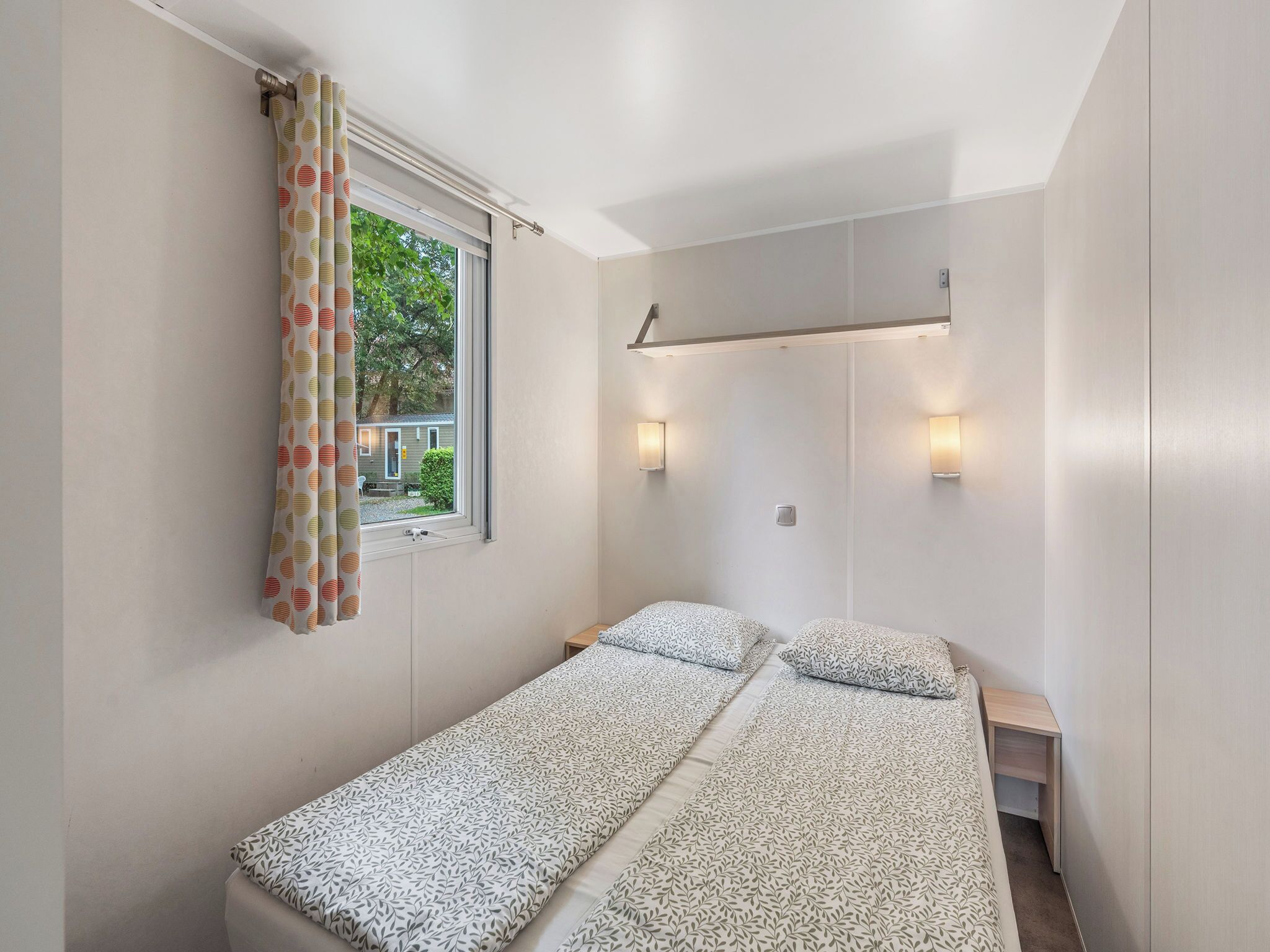 2 bedrooms, desk, Internet