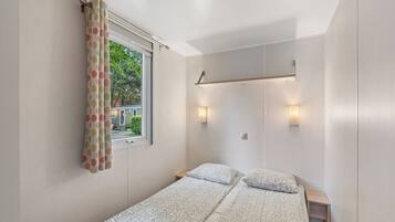 2 bedrooms, desk, Internet