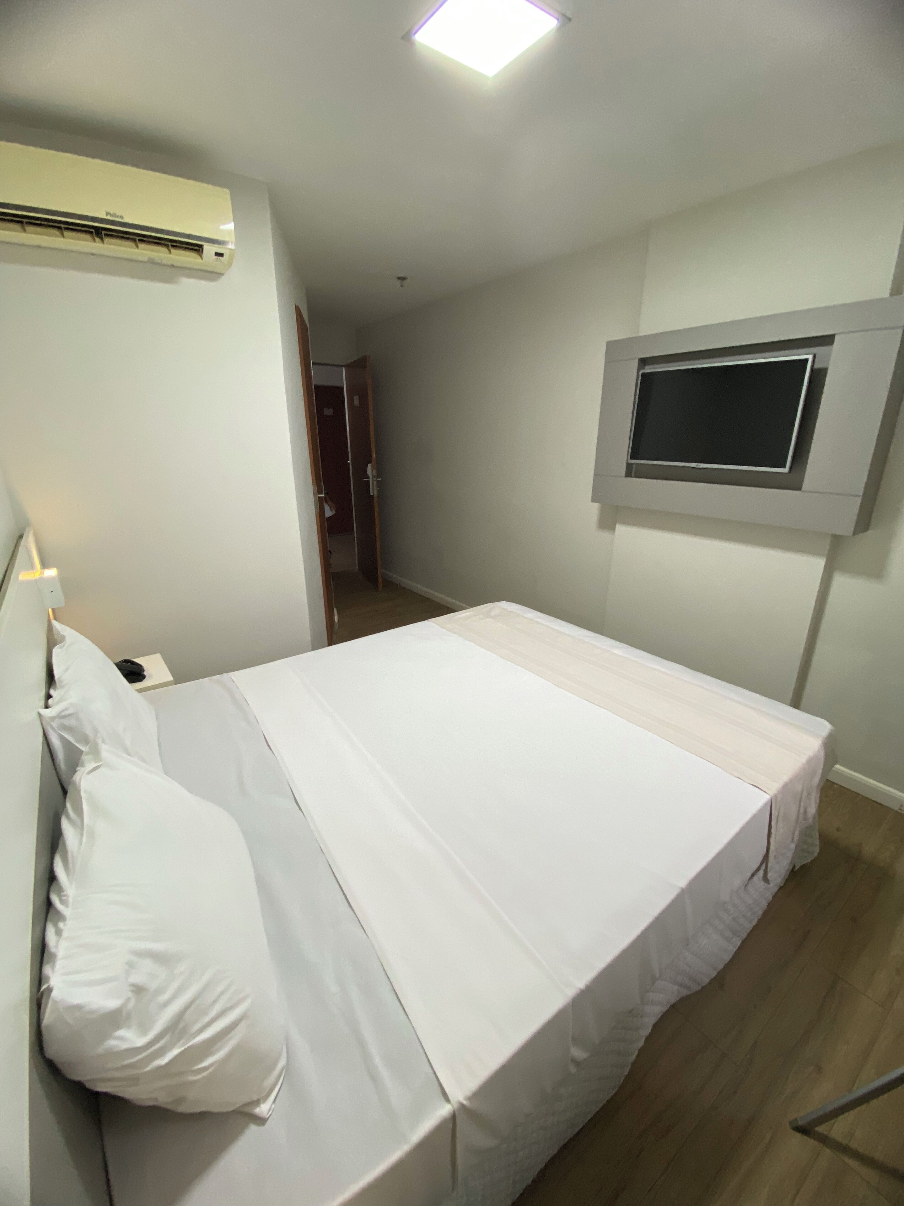 Standaard tweepersoonskamer, 1 queensize bed, toegankelijk voor rolstoelgebruikers | Een minibar, een kluis op de kamer, een bureau, geluiddichte muren