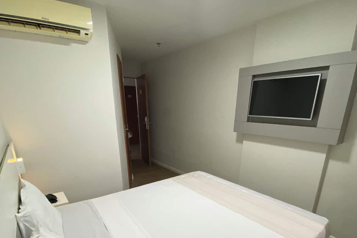 Standaard tweepersoonskamer, 1 queensize bed, toegankelijk voor rolstoelgebruikers | Een minibar, een kluis op de kamer, een bureau, geluiddichte muren