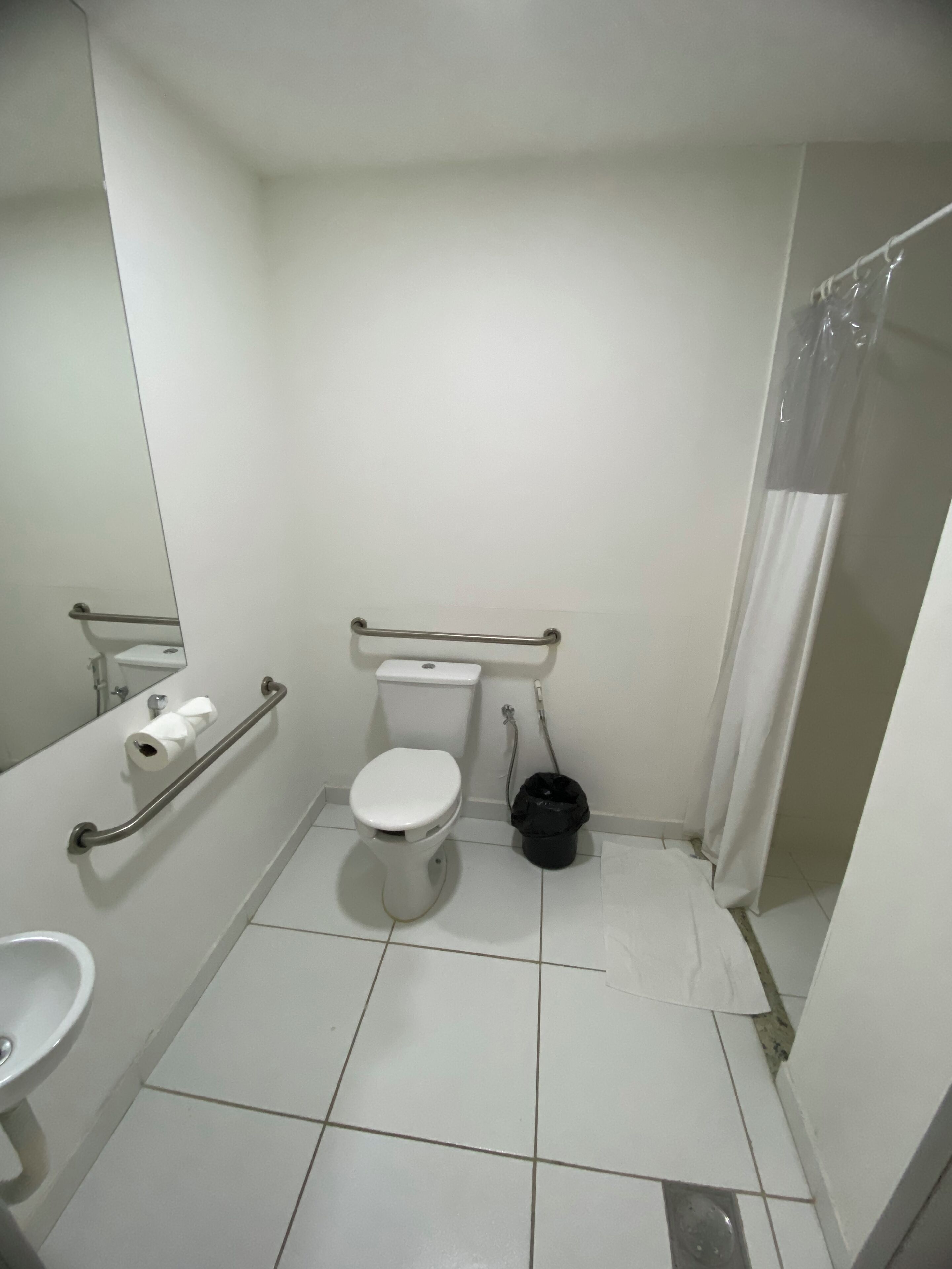 Un baño pequeño y limpio con inodoro, bidé y cortina de ducha.
