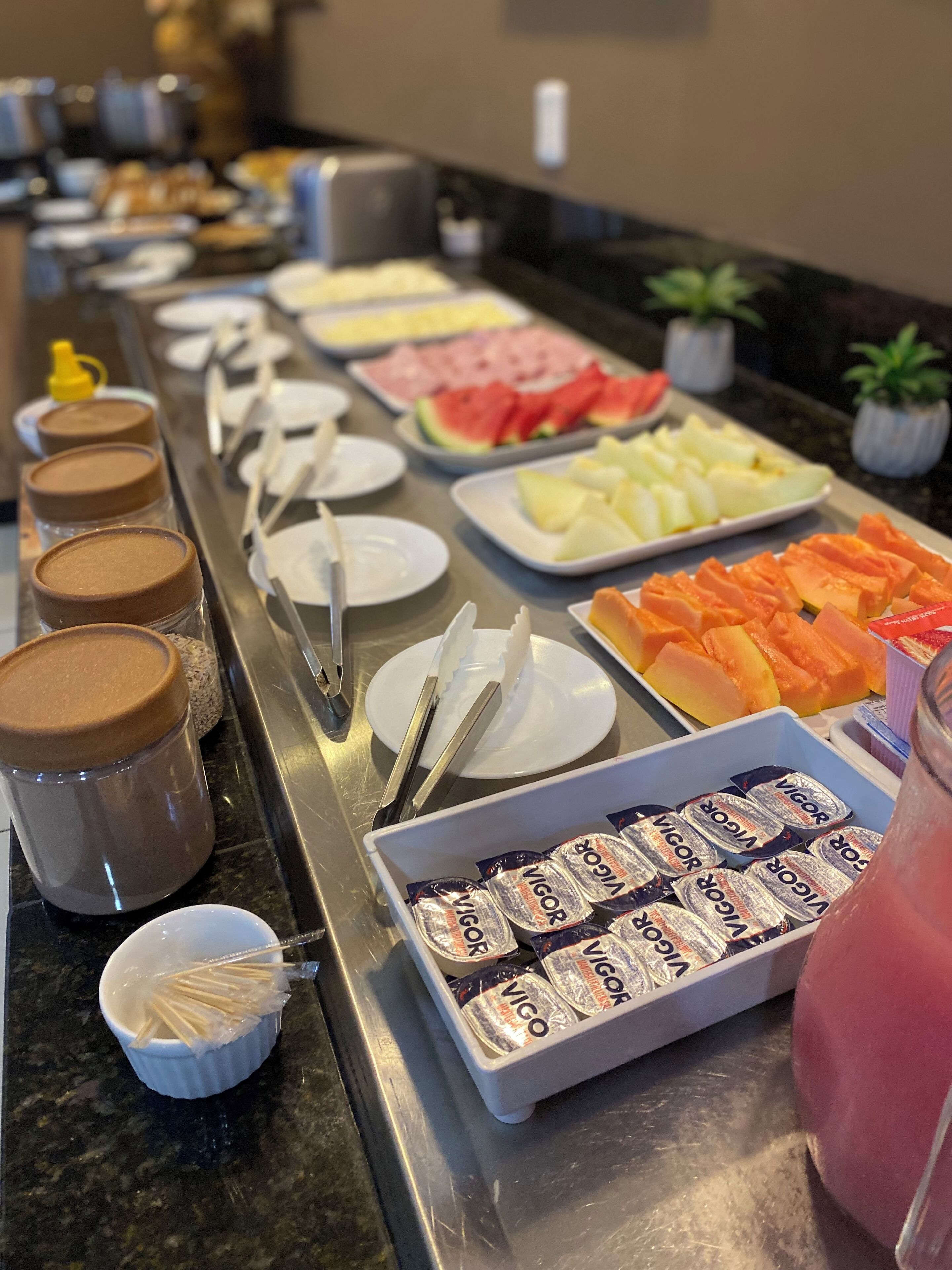 Un buffet proposant une variété de plats et d’accompagnements.