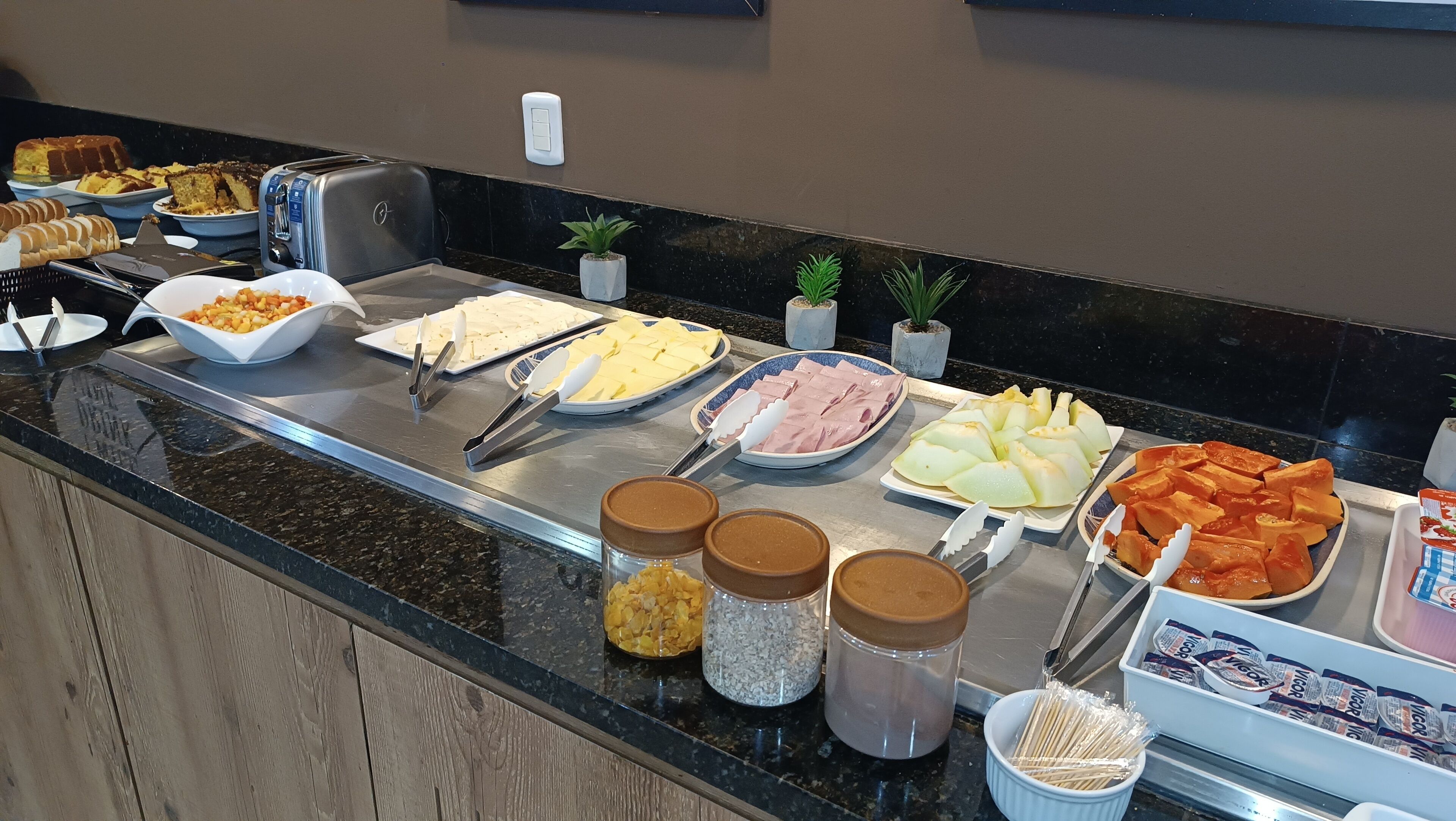 Una mesa de buffet con diversos alimentos y condimentos.