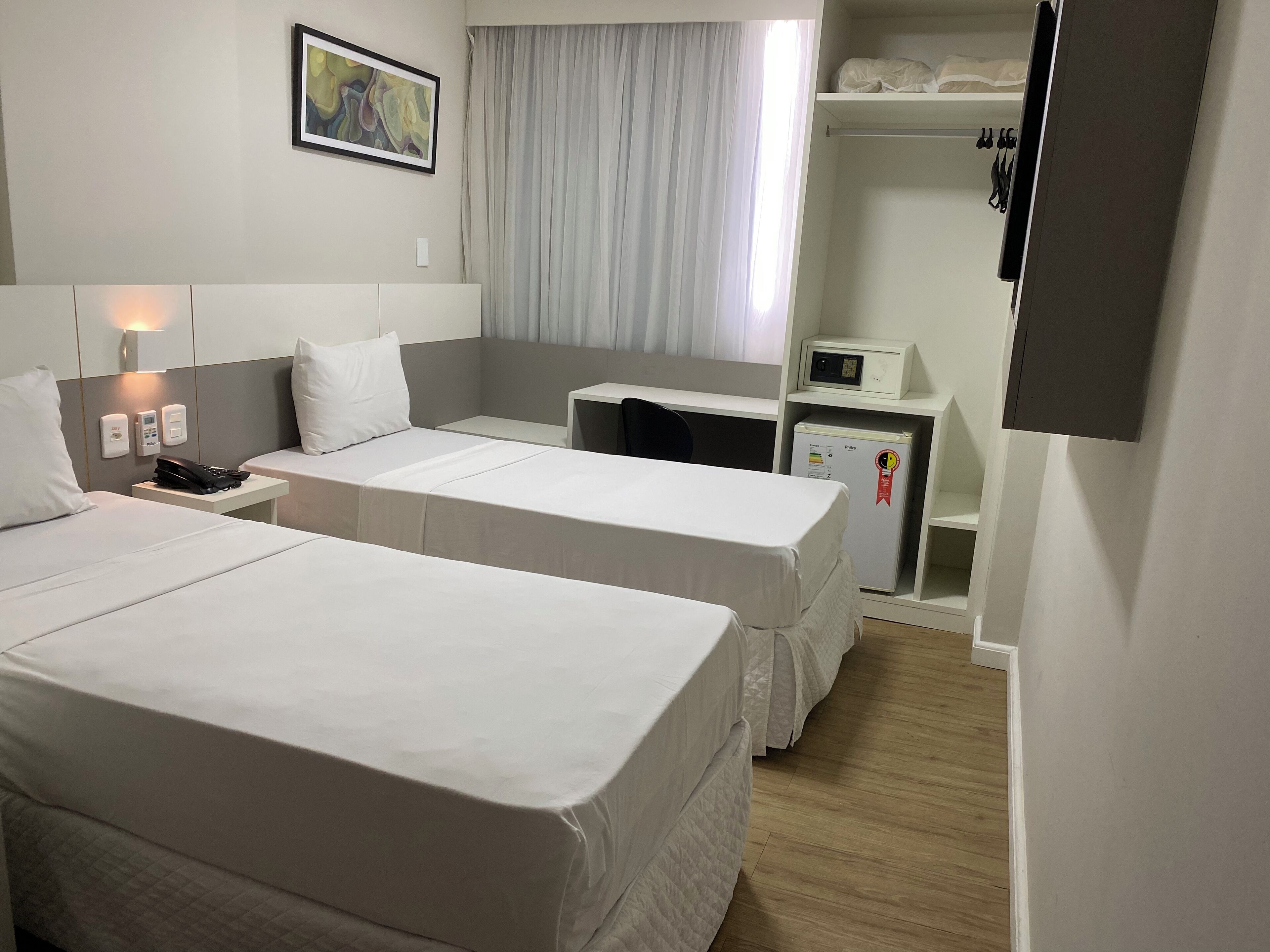 Standaard eenpersoonskamer, 2 eenpersoonsbedden | Een minibar, een kluis op de kamer, een bureau, geluiddichte muren