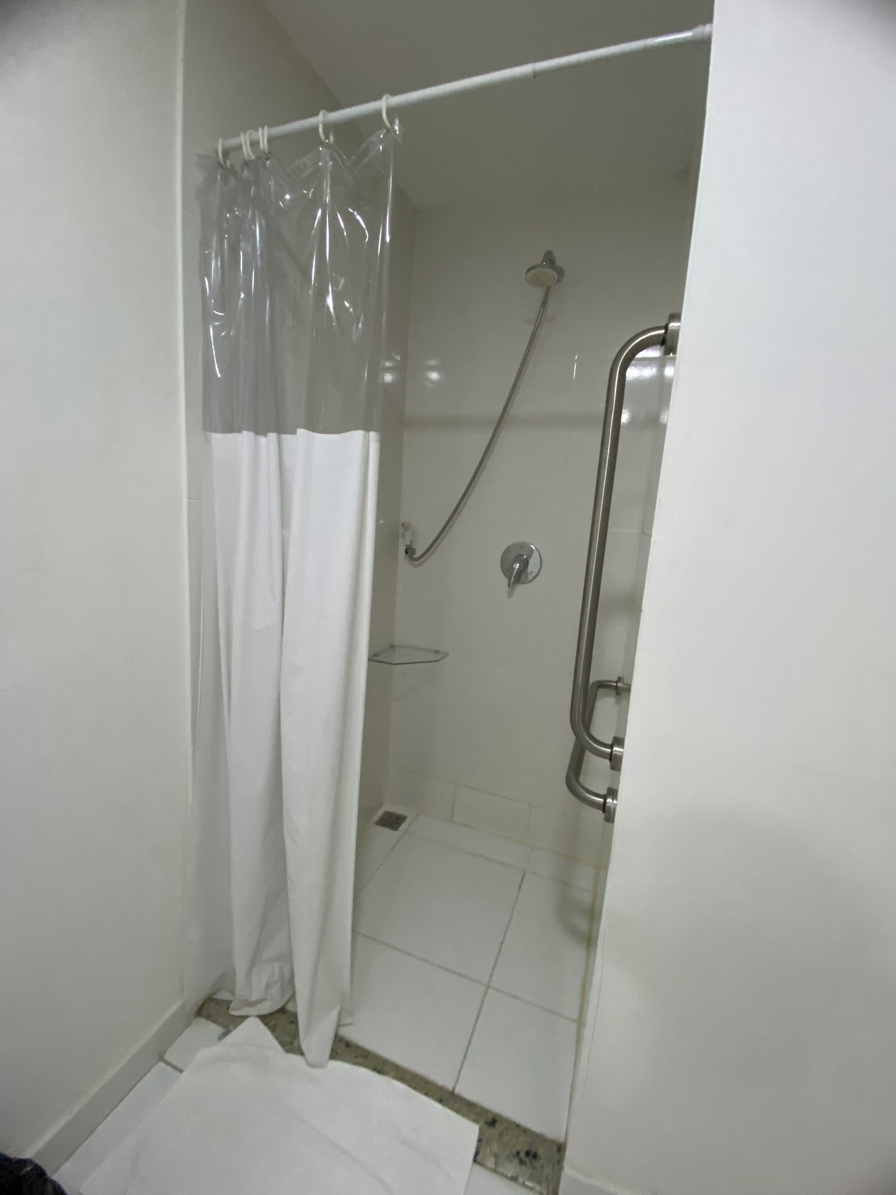 Chambre Double Standard, 1 grand lit, accessible aux personnes à mobilité réduite | Salle de bain | Douche, articles de toilette gratuits, sèche-cheveux
