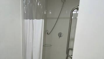 Chambre Double Standard, 1 grand lit, accessible aux personnes à mobilité réduite | Salle de bain | Douche, articles de toilette gratuits, sÚche-cheveux