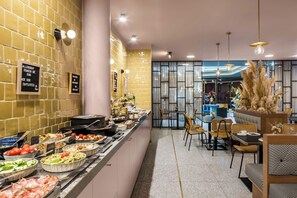 Petit déjeuner buffet (19.5 EUR par personne)