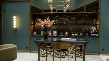 Un interior moderno con una mesa central, iluminación decorativa y un suelo estampado.