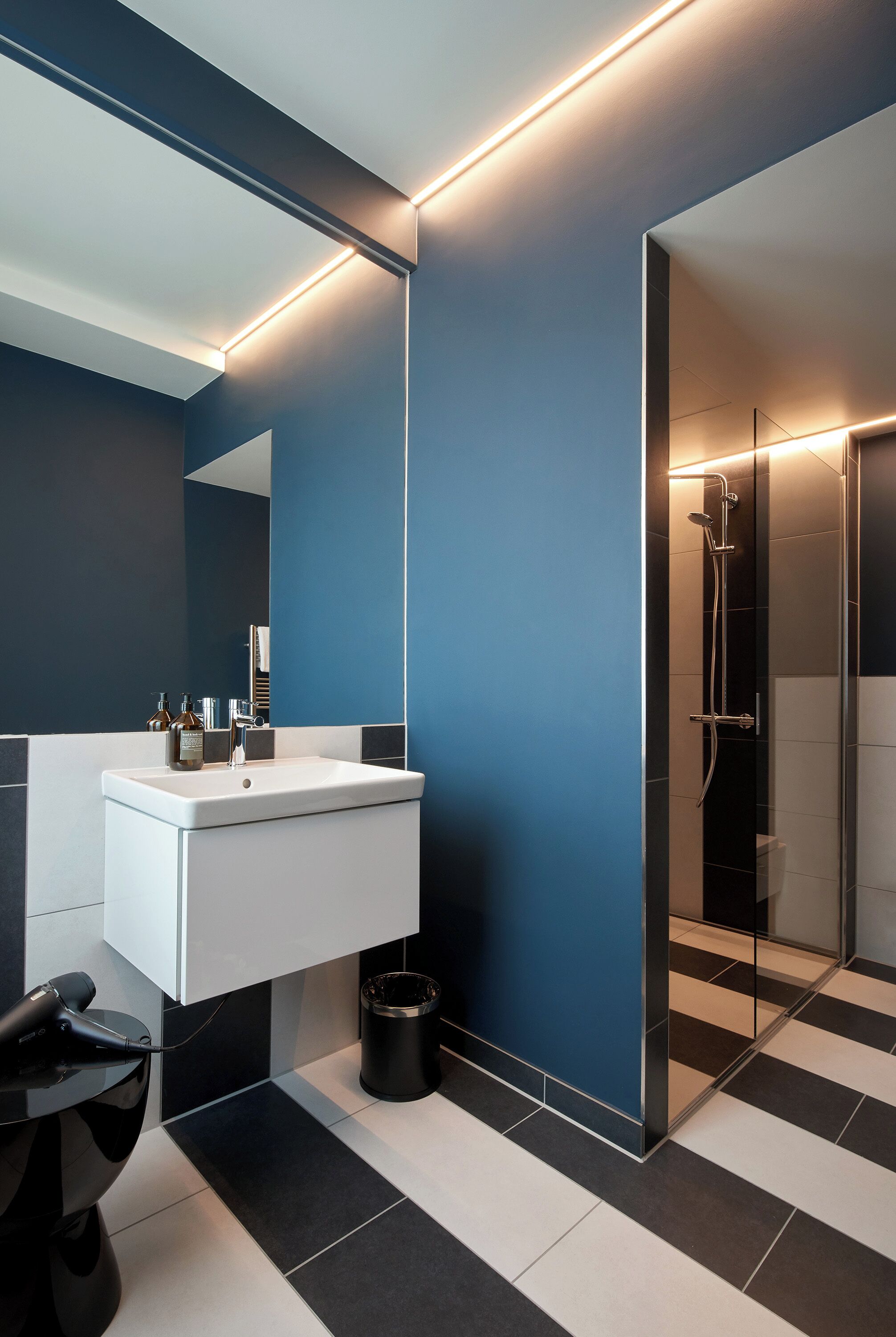 deluxe room (roomy) | bathroom | free toiletries, hair dryer, towels