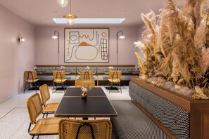 Café da manhã com buffet todos os dias mediante uma taxa