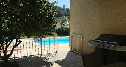 Belle villa provençale de charme avec trÚs belle vue sur village et Chùteau