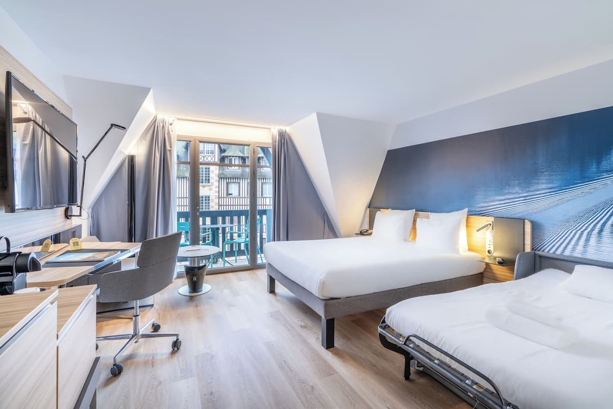 executive double room, 1 double bed with sofa bed, balcony | hypo-allergenic bedding, minibar, desk, laptop workspace