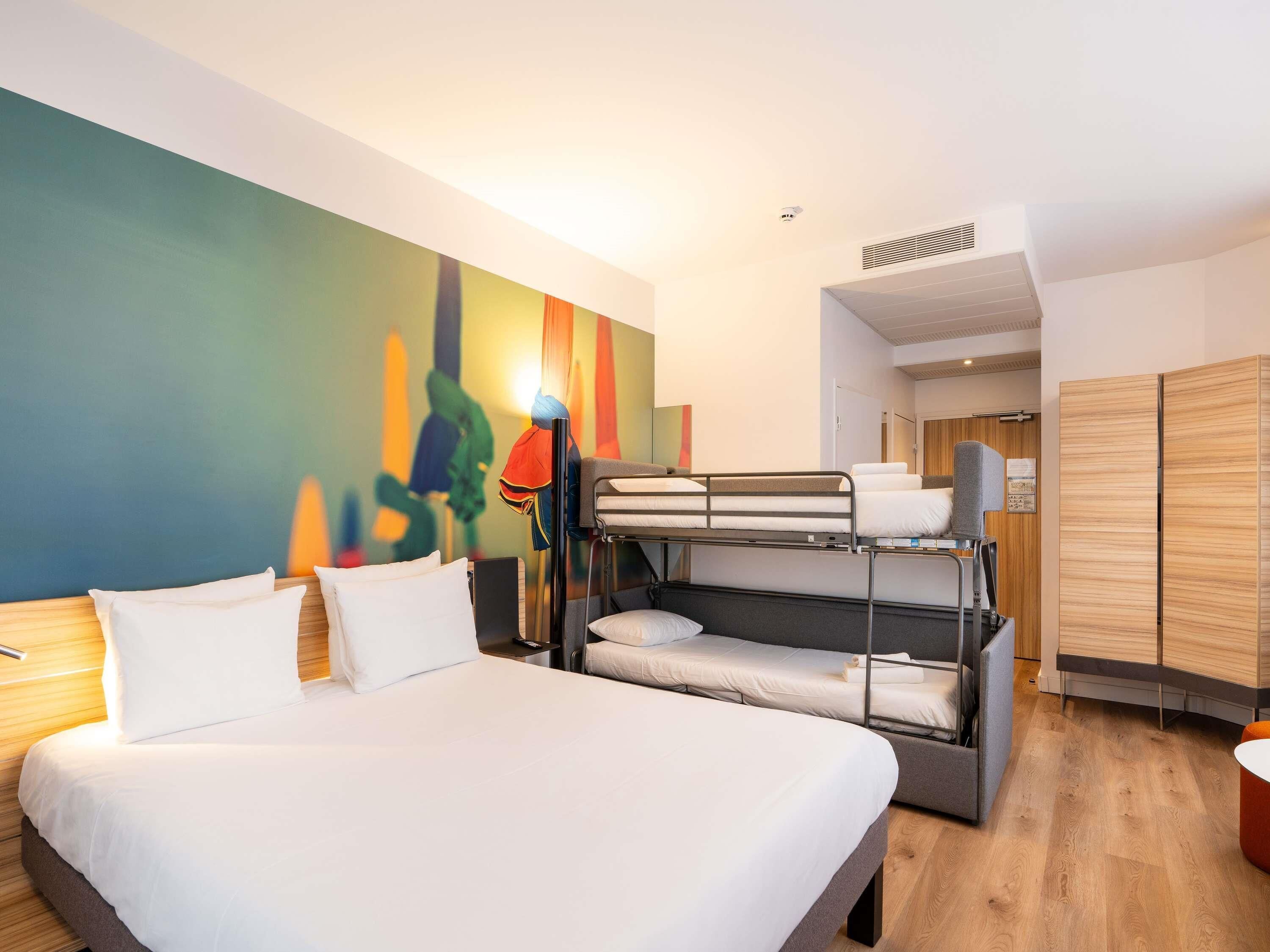 Hypo-allergenic bedding, minibar, desk, laptop workspace