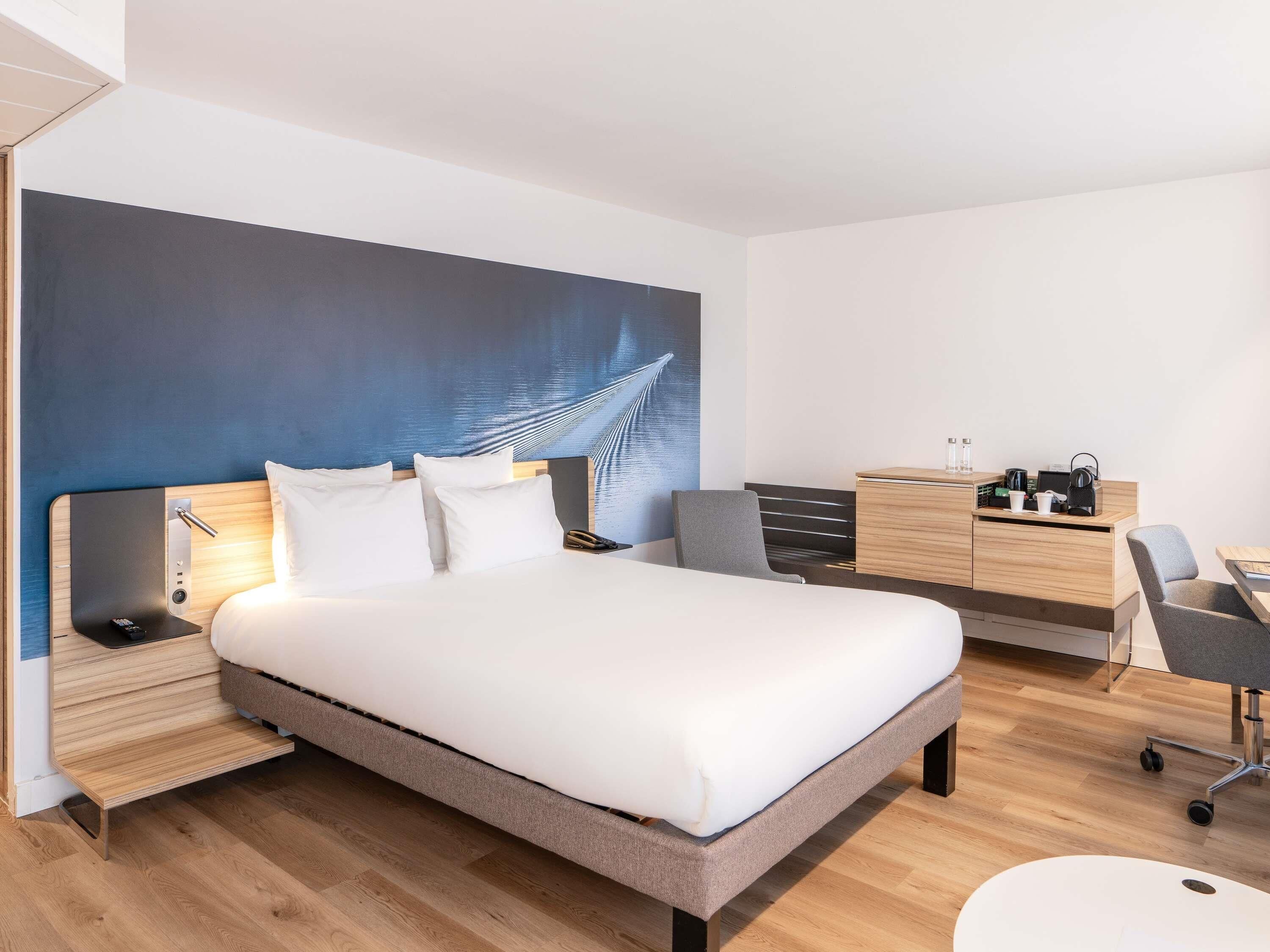 ملاءات للفراش لا تسبب الحساسية وميني بار ومكتب