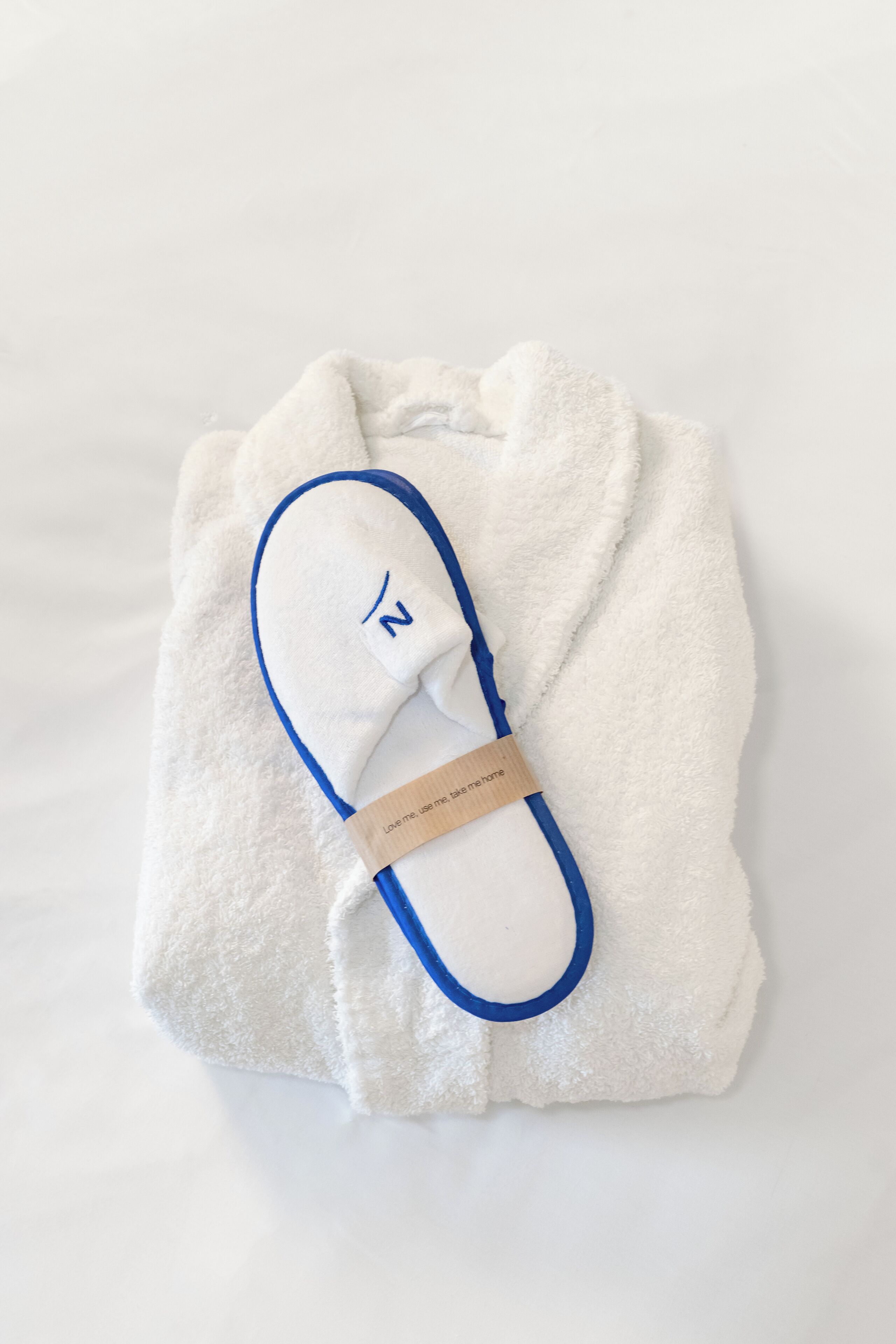 hypo-allergenic bedding, minibar, desk, laptop workspace